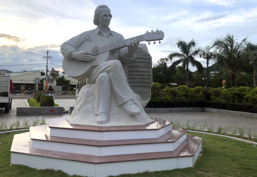 Tượng nhạc sỹ Trịnh Công Sơn cao 2,4m bên bờ biển Quy Nhơn. (Ảnh: Nguyên Linh/TTXVN)