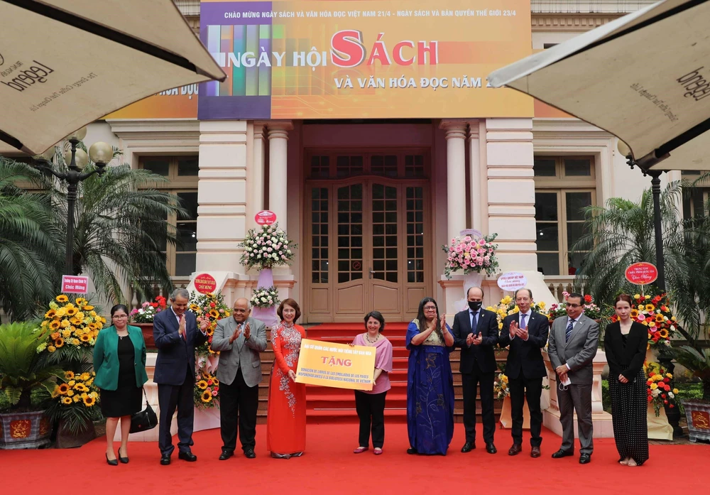 Đại sứ quán các nước nói tiếng Tây Ban Nha trao tặng sách cho Thư viện Quốc gia Việt Nam trong lễ khai mạc Ngày hội Sách và Văn hóa đọc năm 2022. (Ảnh: Thanh Tùng/TTXVN)