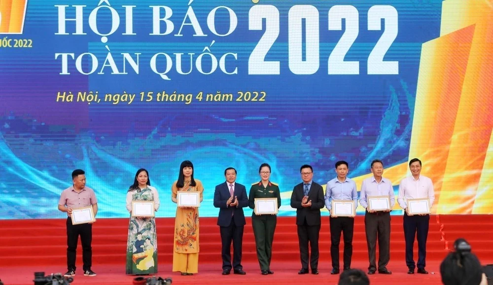 Tổng Biên tập Báo Điện tử VietnamPlus, nhà báo Trần Tiến Duẩn (ngoài cùng bên phải) nhận Giải B dành cho Giao diện Báo Điện tử Ấn tượng. (Ảnh: Tuấn Anh/TTXVN)