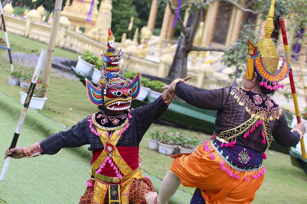 Điệu múa truyền thống của đồng bào Khmer (Sóc Trăng) tại Làng Văn hóa Du lịch các dân tộc Việt Nam. (Ảnh: Tuấn Đức/TTXVN)