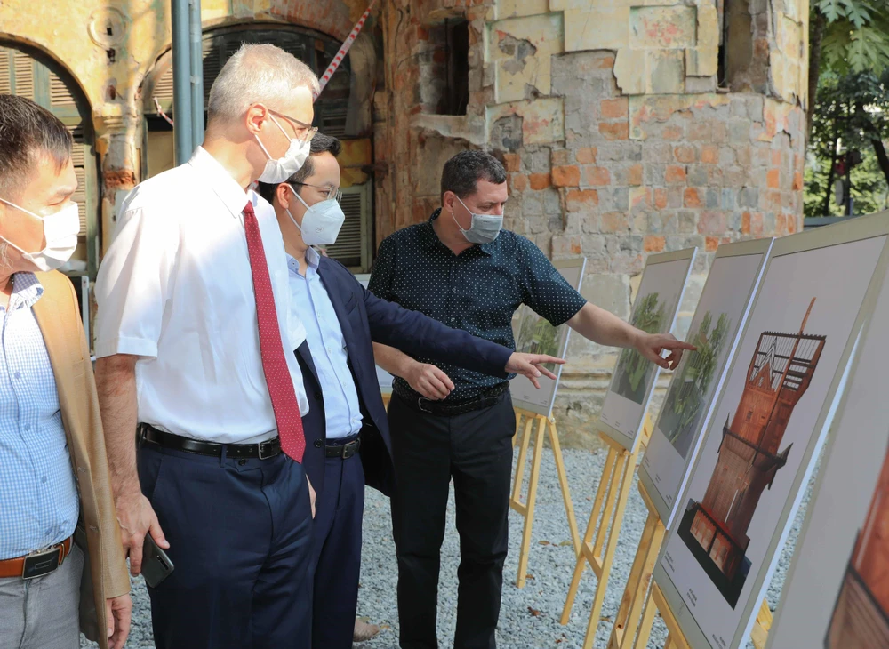 Đại sứ Pháp tại Việt Nam, ông Nicolas Warnery tại trưng bày giới thiệu dự án "Hồi sinh một di sản kiến trúc Pháp" nhằm lấy ý kiến các chuyên gia về bảo tồn biệt thự số 49 phố Trần Hưng Đạo, Hà Nội. (Ảnh: Thanh Tùng/TTXVN) 