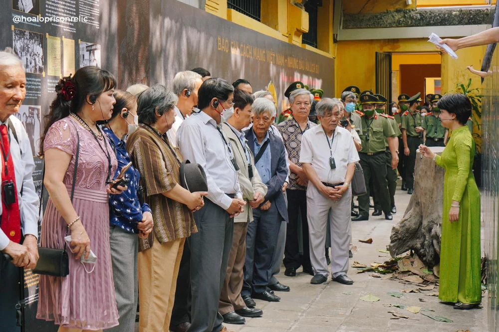Triển lãm điểm lại một số dấu ấn của nền báo chí cách mạng Việt Nam qua 97 năm hình thành và phát triển. (Ảnh: PV/Vietnam+)
