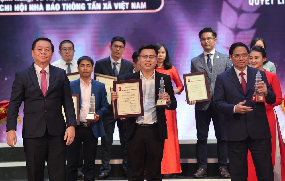 Phóng viên Võ Mạnh Hùng đại diện nhóm tác giả lên nhận giải A. (Ảnh: Hoài Nam/Vietnam+)