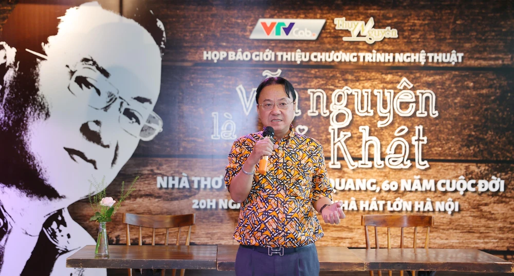 Nhà thơ Hồng Thanh Quang chia sẻ về kế hoạch tổ chức đêm thơ nhạc. (Ảnh: PV/Vietnam+)