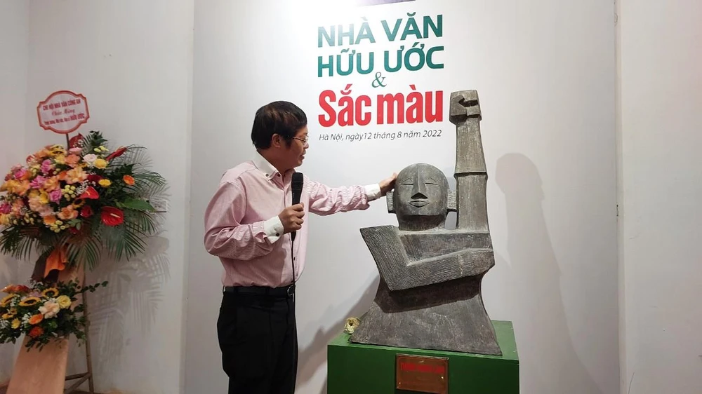 Trung tướng Hữu Ước giới thiệu về tác phẩm điêu khắc đầu tay. (Ảnh: Minh Thu/Vietnam+)