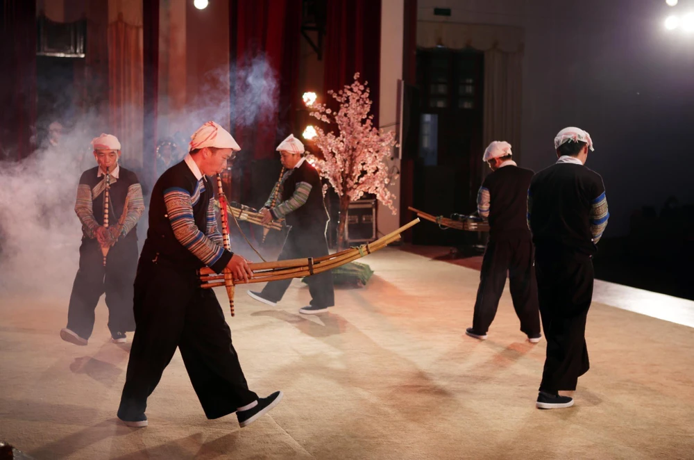 Phần biểu diễn múa khèn của Đoàn nghệ thuật quần chúng tỉnh Yên Bái nhân Ngày hội Văn hóa dân tộc Mông toàn quốc tại Lai Châu, ngày 25/12/2021. (Ảnh minh họa: Quý Trung/TTXVN)