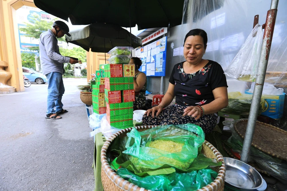 Chương trình tôn vinh bánh cốm, sản vật làng nghề Việt Nam. (Ảnh minh họa: Thành Đạt/TTXVN)