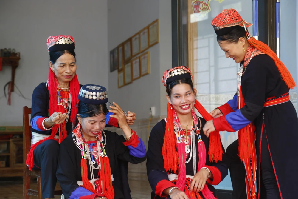 Trang phục truyền thống của người phụ nữ Dao (Tuyên Quang). (Ảnh minh họa: Nam Sương/TTXVN)
