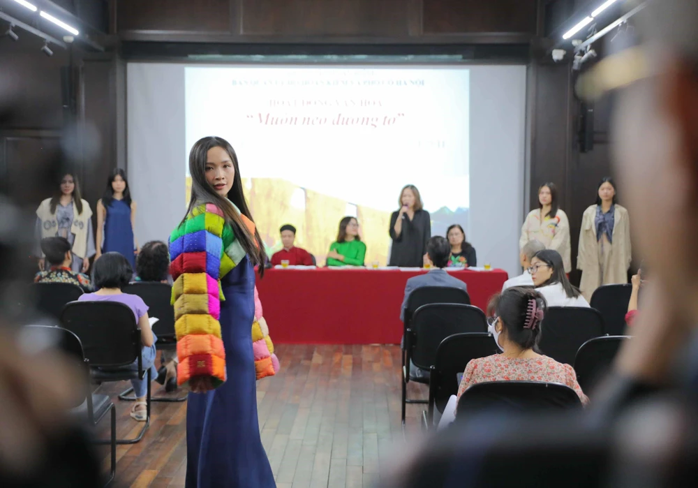 Các bộ sưu tập trang phục từ tơ tằm và lụa của các làng nghề Việt Nam sẽ được trình diễn kết hợp với âm nhạc dân gian truyền thống và đương đại. (Ảnh: Thanh Tùng/TTXVN)
