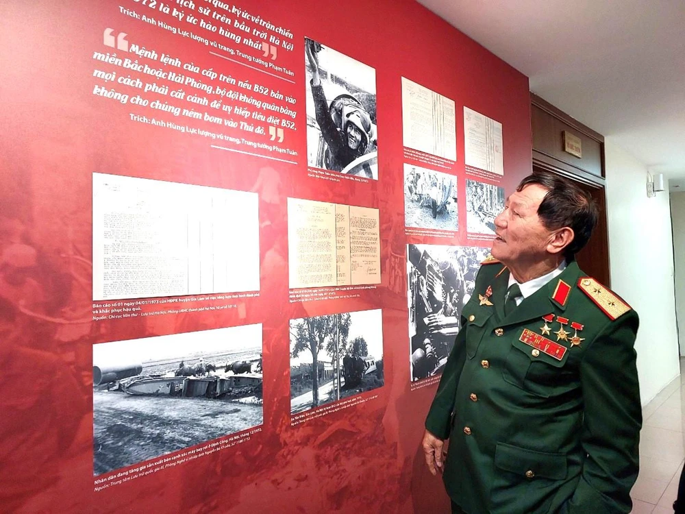 Trung tướng Phạm Tuân nhìn lại hình ảnh của chính mình trong trân chiến 50 năm trước. (Ảnh: Minh Thu/Vietnam+)