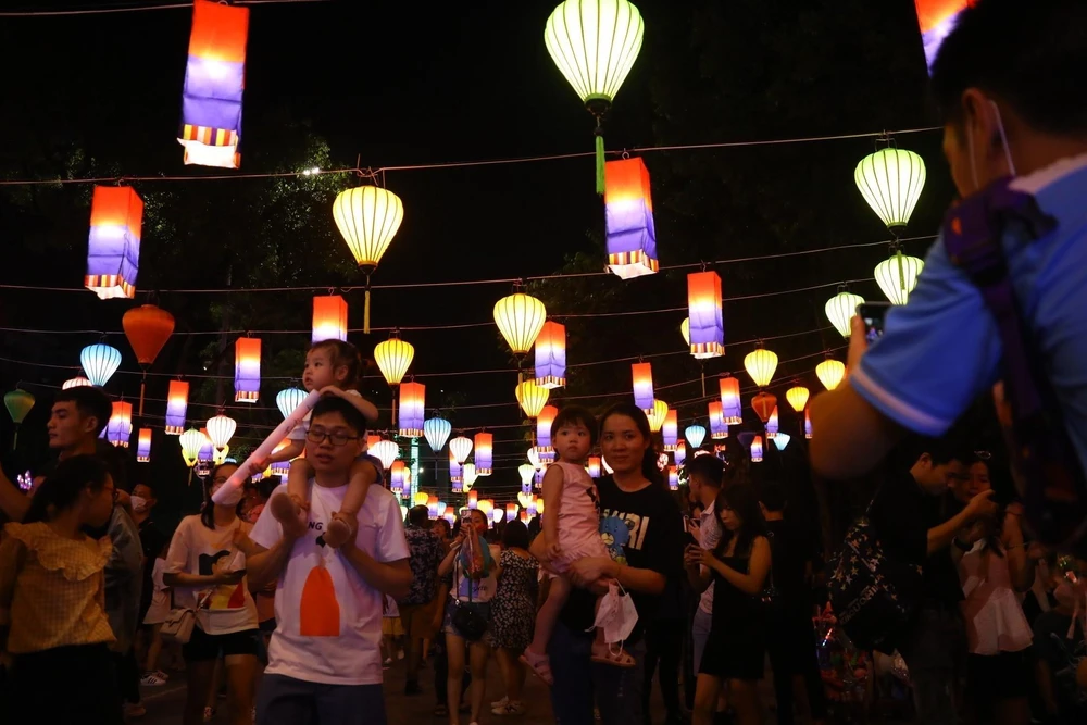 Con đường đèn lồng Việt-Hàn tại Quảng trường Đông Kinh Nghĩa Thục. (Ảnh: Văn Điệp/TTXVN)