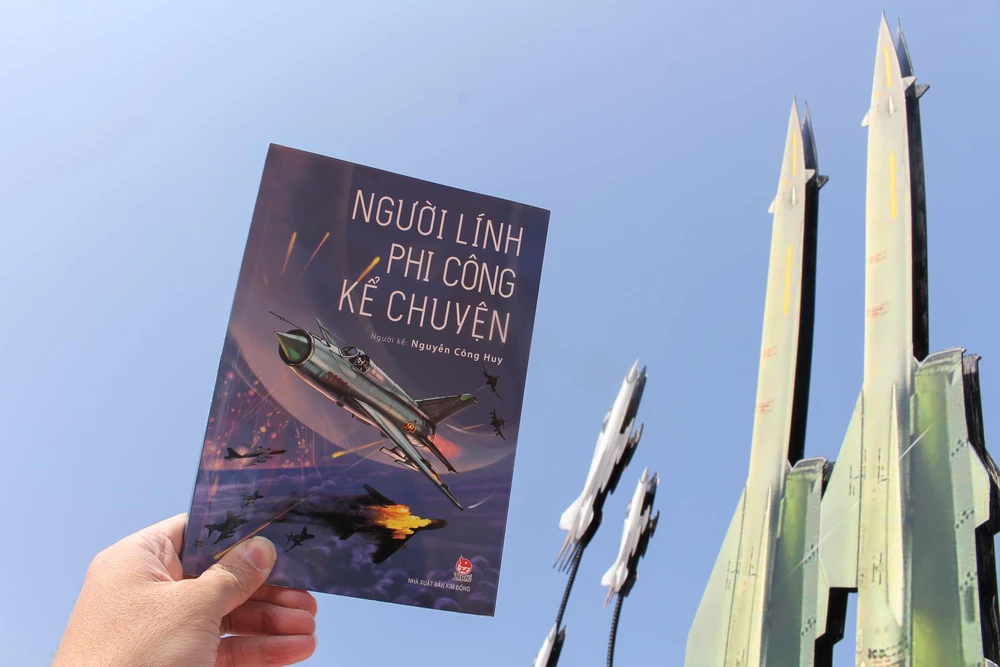 Cuốn sách sẽ phần nào giúp độc giả hiểu hơn về cuộc sống của những người lính bay và những cuộc chiến trên không. (Ảnh: Kim Đồng)