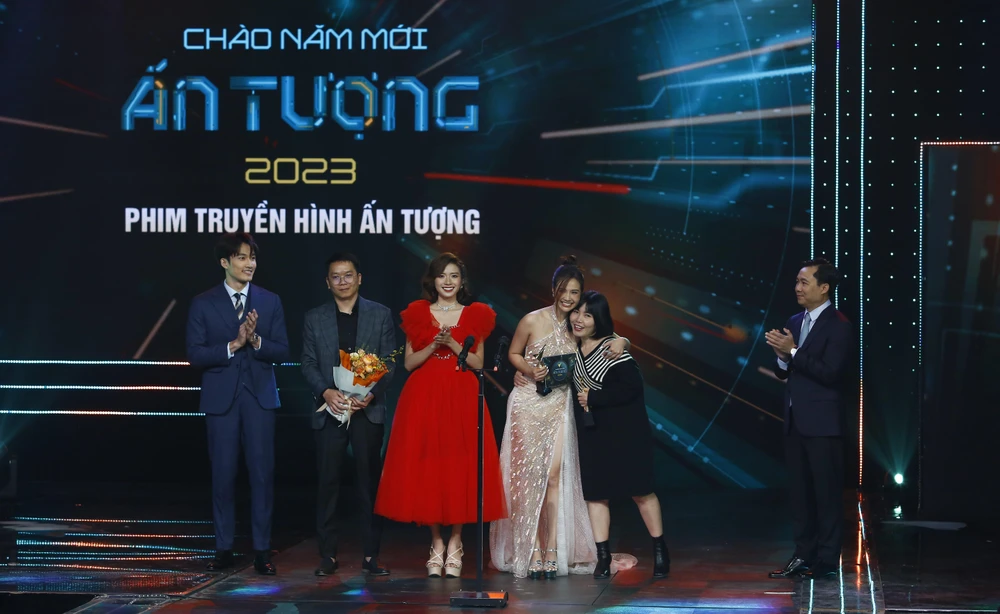 Êkip Thương ngày nắng về nhận giải thưởng Phim truyền hình ấn tượng. (Ảnh: VTV)
