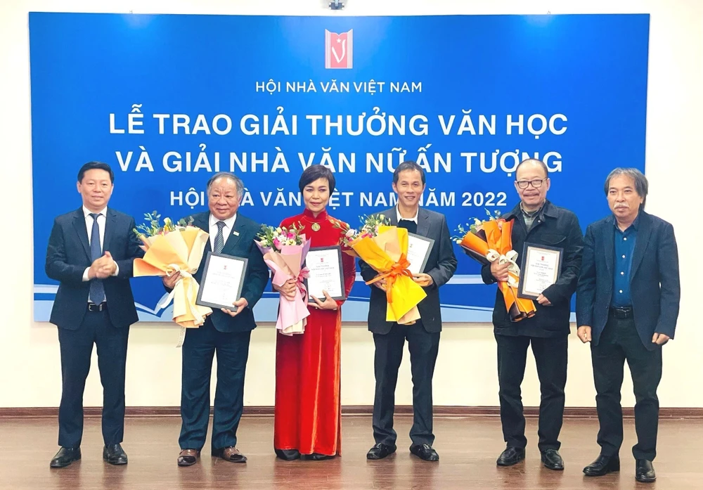 Các tác giả nhận giải thưởng của Hội Nhà văn Việt Nam. (Ảnh: Thanh Tùng/TTXVN)