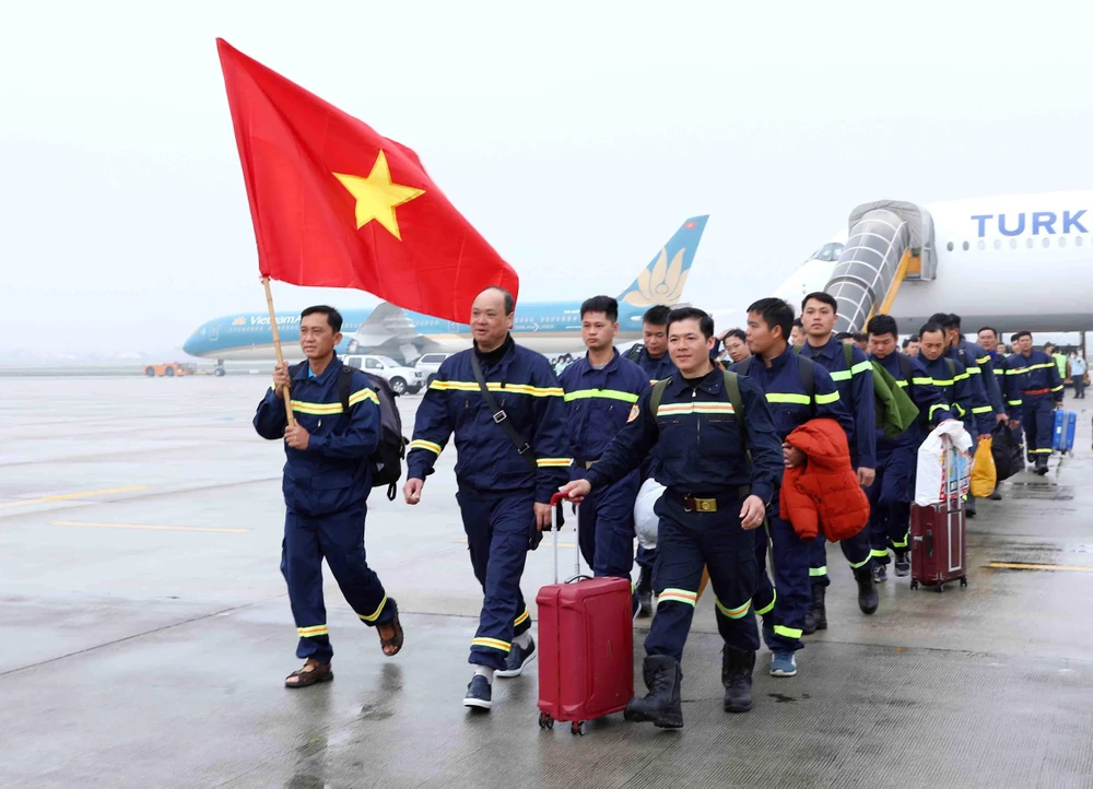 Đội tìm kiếm cứu nạn và cứu hộ Bộ Công an hoàn thành nhiệm vụ tại Thổ Nhĩ Kỳ, về đến sân bay quốc tế Nội Bài. (Ảnh: Phạm Kiên/TTXVN)
