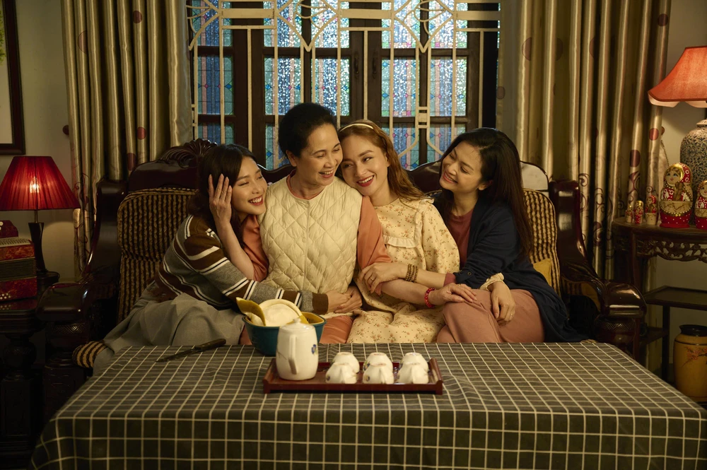 Nghệ sỹ nhân dân Lan Hương vào vai mẹ chồng của 3 cô con dâu Khả Ngân, Lan Phương và Kiều Anh. (Ảnh: VTV)