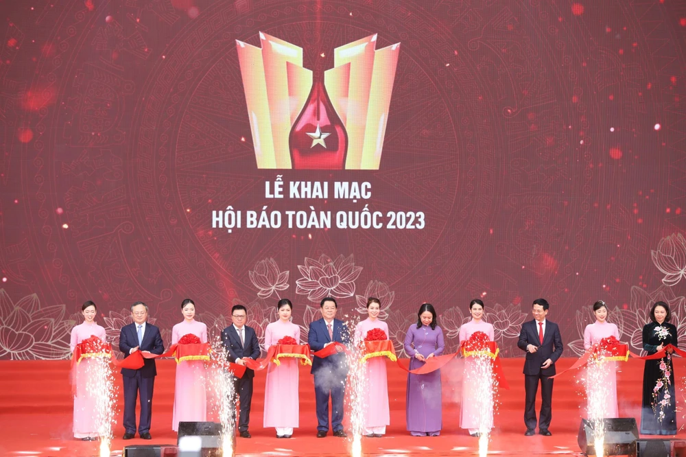 Các đại biểu cắt băng khai mạc Hội Báo toàn quốc năm 2023. (Ảnh: Hoài Nam/Vietnam+)