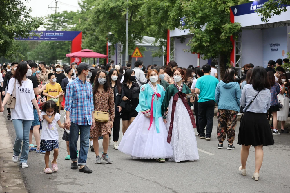 Người dân tham gia Lễ hội Con đường văn hoá Hàn Quốc lần thứ nhất. (Ảnh: Đại sứ quán cung cấp)