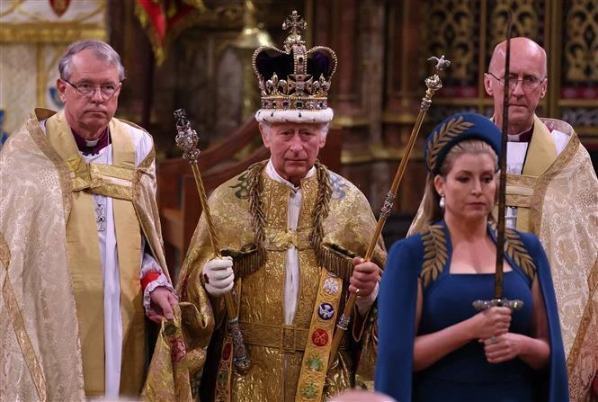 Vua Charles III được trao Vương miện Thánh Edward cùng các bảo vật của Hoàng gia trong Lễ Đăng quang tại Tu viện Westminster ở London, Anh ngày 6/5/2023. (Ảnh: AFP/TTXVN) 