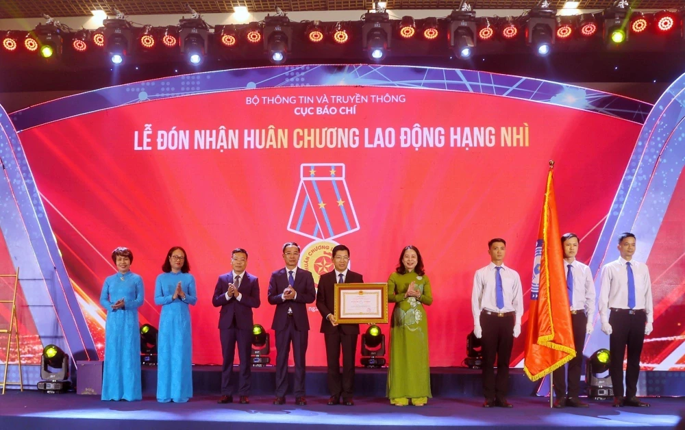 Phó Chủ tịch nước Võ Thị Ánh Xuân trao Huân chương Lao động hạng Nhì cho đại diện Cục Báo chí. (Ảnh: Tuấn Đức/TTXVN)