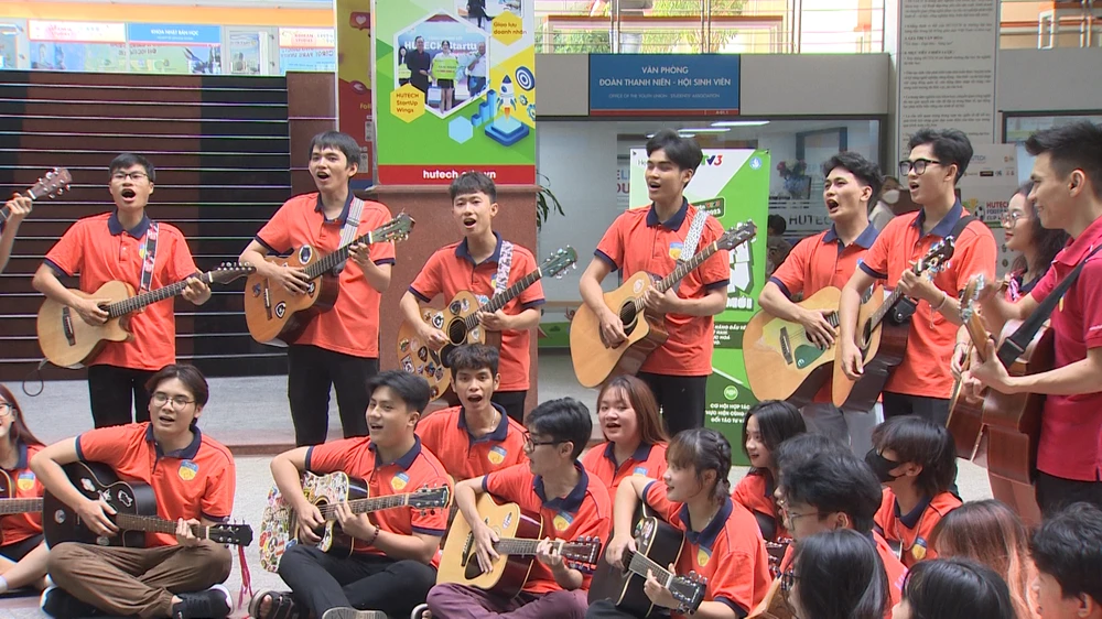 Các sinh viên Trường Đại học Công nghệ Thành phố Hồ Chí Minh (HUTECH) cổ vũ đồng đội. (Ảnh: PV/Vietnam+)