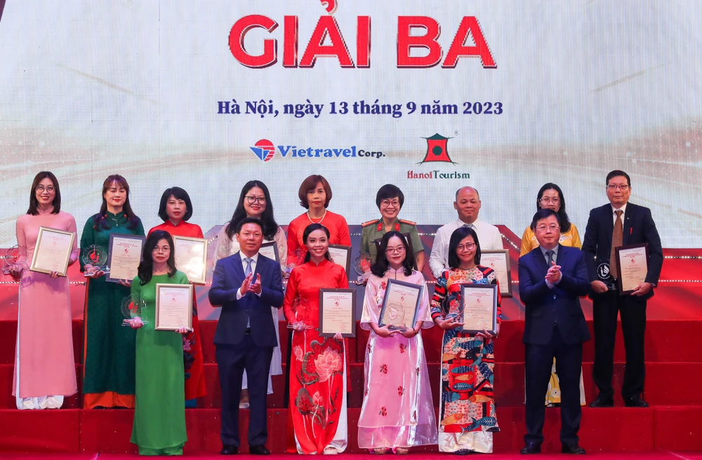 Phóng viên Minh Thu, Báo Điện tử VietnamPlus (thứ tư từ trái sang, hàng trước) nhận giải Ba. (Ảnh: PV/Vietnam+)