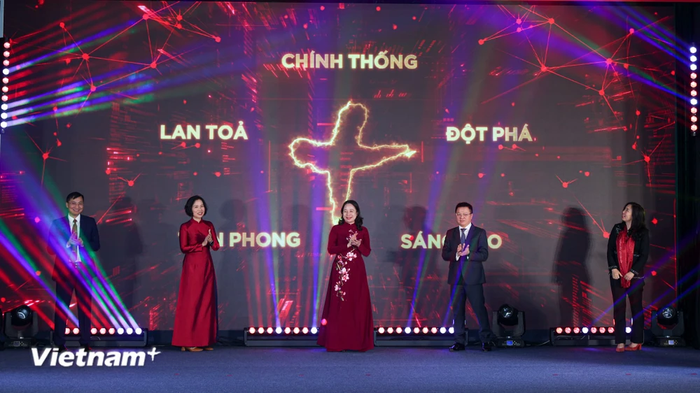 Các đại biểu thực hiện nghi thức ra mắt giao diện mới và các sản phẩm mới của Báo Điện tử VietnamPlus. (Ảnh: PV/Vietnam+)