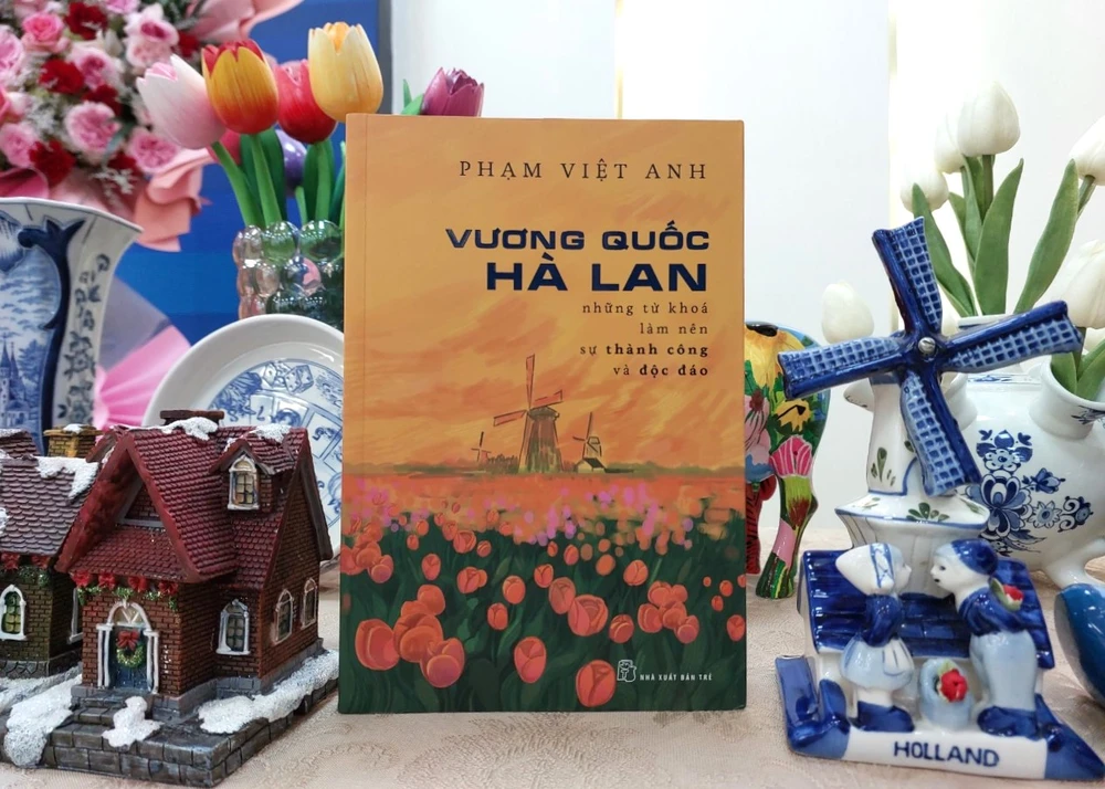 Sách dày 200 trang, là ấn phẩm kỷ niệm 50 năm thiết lập quan hệ ngoại giao Việt Nam-Hà Lan. (Ảnh: Minh Thu/Vietnam+)