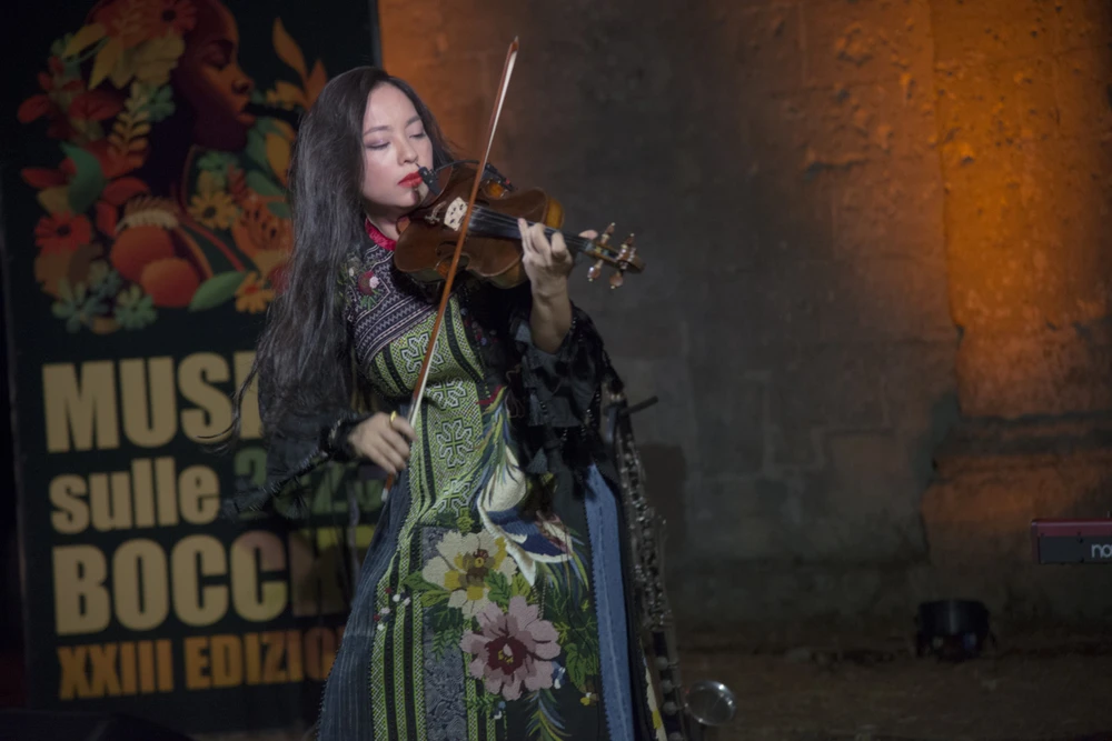 Nghệ sỹ violin Trịnh Minh Hiền biểu diễn tại Italy. (Ảnh: NVCC)