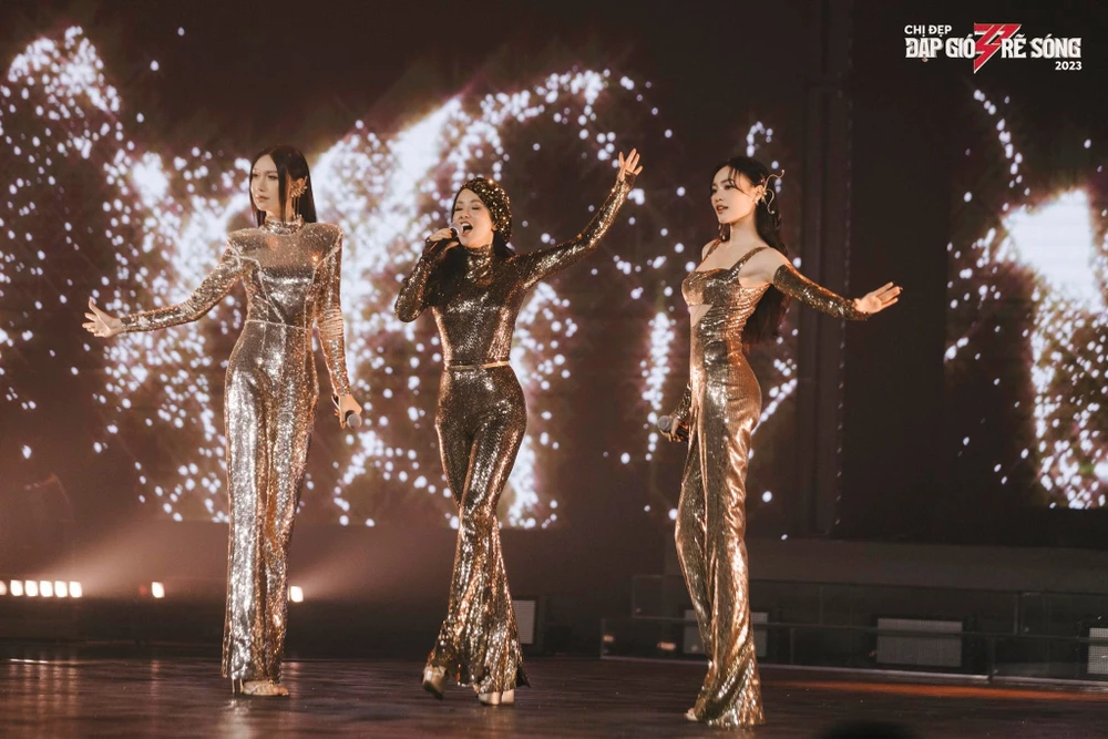 Khoảnh khắc tỏa sáng trên sân khấu của các "Chị đẹp" Hồng Nhung, Lynk Lee, và Ninh Dương Lan Ngọc. (Ảnh: NSX)