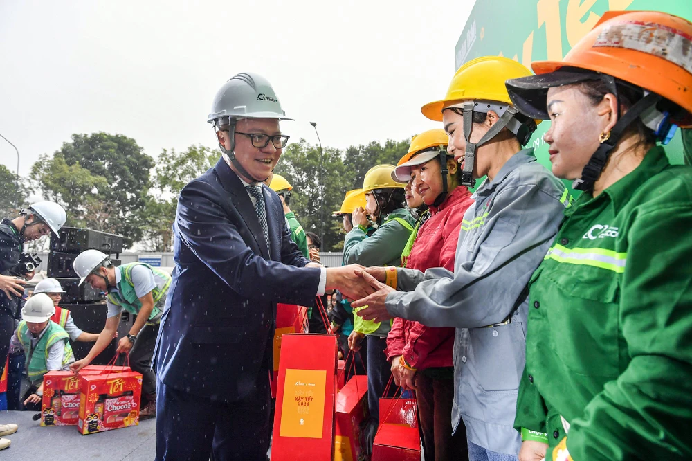 Tổng Biên tập Báo Nhân Dân Lê Quốc Minh trao quà cho các công nhân tại Ecopark, Hưng Yên. (Ảnh: Thành Đạt/Vietnam+)