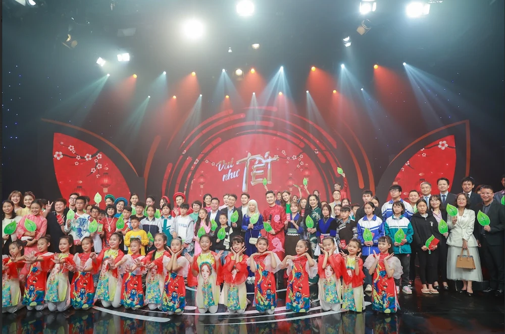 Các em nhỏ và khách mời tham gia Gala "Cặp lá yêu thương." (Ảnh: CTV/Vietnam+)