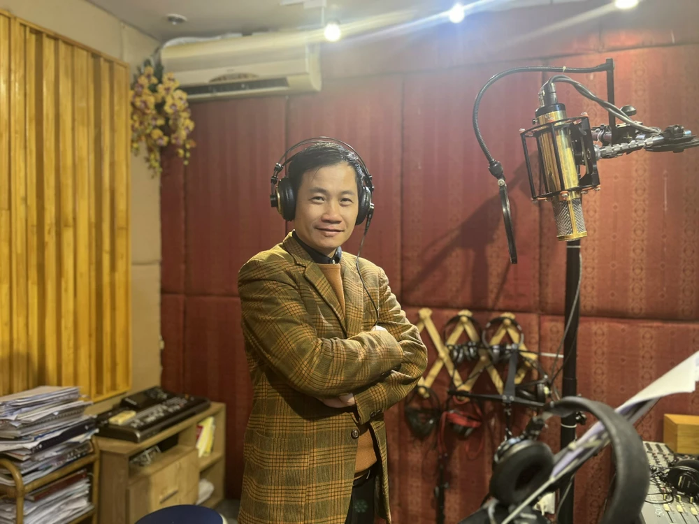 Nhạc sỹ Nguyễn Quang Long đã có 30 năm gắn bó với âm nhạc dân tộc. (Ảnh: CTV/Vietnam+)
