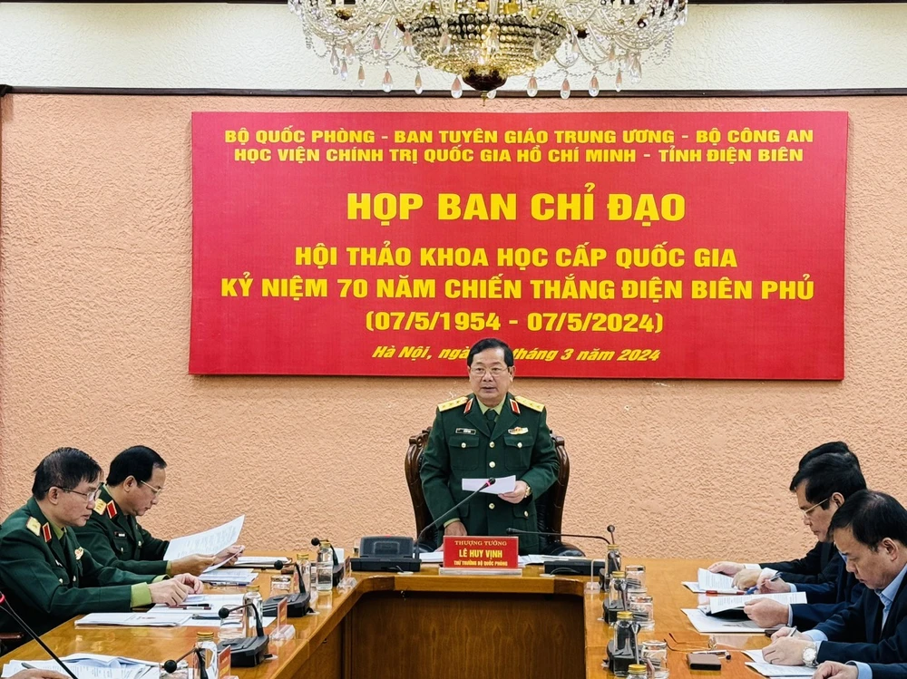 Thượng tướng, Tiến sỹ Lê Huy Vịnh, Thứ trưởng Bộ Quốc phòng chủ trì cuộc họp của Ban Chỉ đạo Hội thảo. (Ảnh: PV/Vietnam+)