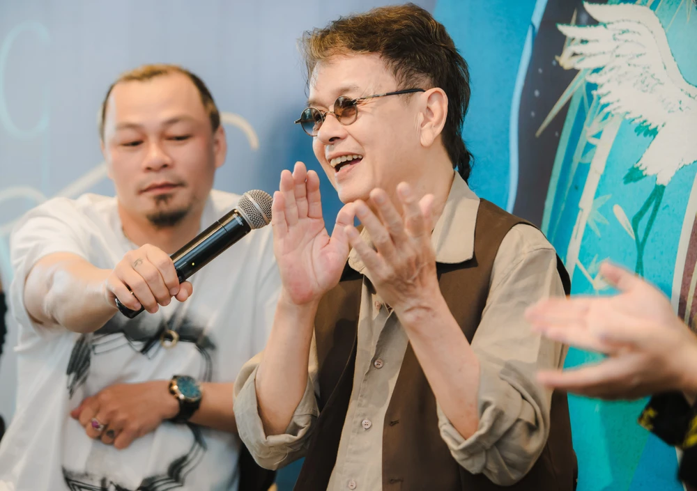 Trong cuộc gặp gỡ báo chí mới đây, nhạc sỹ Đức Huy vui vẻ vỗ tay hát ca khúc mà ông mới sáng tác. (Ảnh: CTV/Vietnam+)