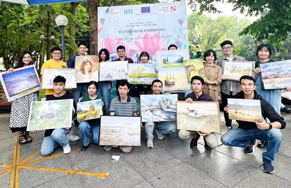 Người yêu nghệ thuật tham gia workshop vẽ tranh màu nước do Đại sứ quán Ba Lan tổ chức trong khuôn khổ sự kiện Ngôi làng Châu Âu 2023. (Ảnh: PV/Vietnam+)