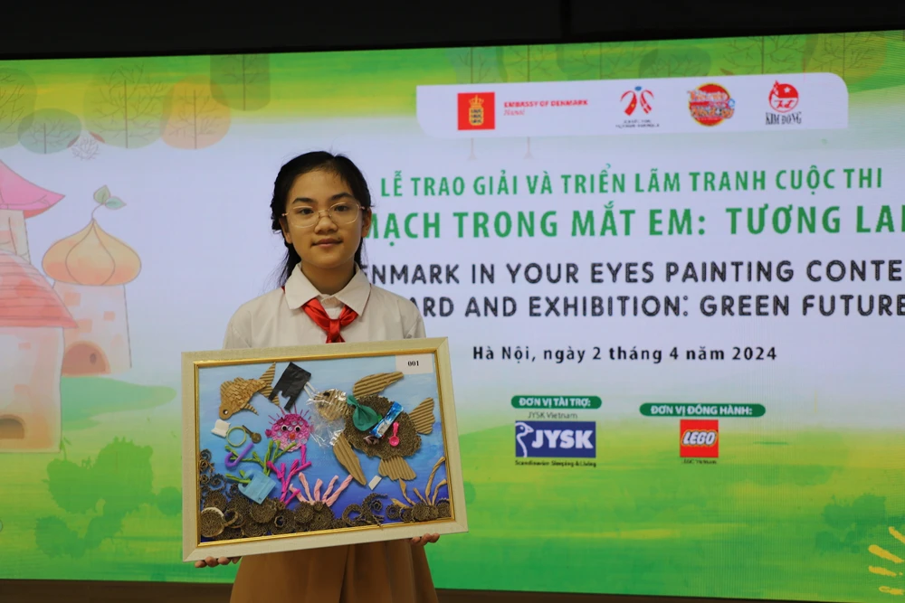 Em Chu Hà Giang, học sinh lớp 6, giành Giải Đặc biệt của cuộc thi. (Ảnh: PV/Vietnam+)