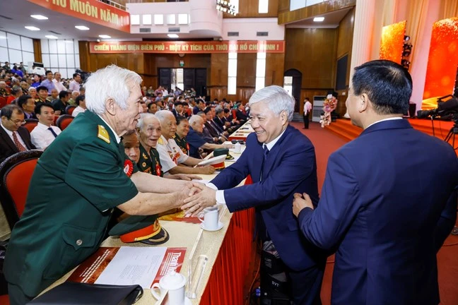 Ông Đỗ Văn Chiến, Bí thư Trung ương Đảng, Chủ tịch Ủy ban Trung ương Mặt trận Tổ quốc Việt Nam bắt tay đại biểu cựu chiến binh tham dự chương trình gặp mặt tại Thanh Hóa. (Ảnh: MTTQ)