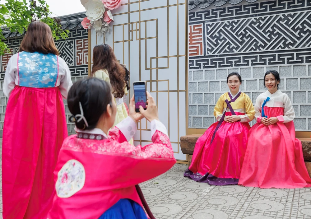 Khách tham dự lễ hội có thể mặc thử Hanbok và chụp ảnh lưu niệm. (Ảnh: PV/Vietnam+)