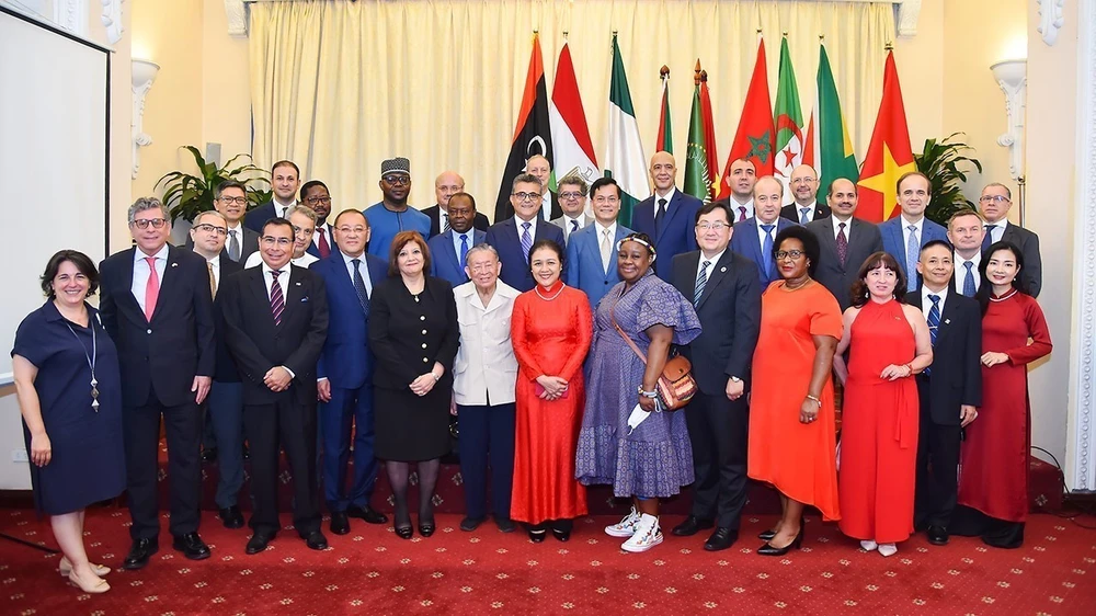 Lãnh đạo Bộ Ngoại giao và Đại sứ các nước Châu Phi chụp ảnh lưu niệm tại Lễ kỷ niệm Ngày châu Phi 2023. (Ảnh: BNG)