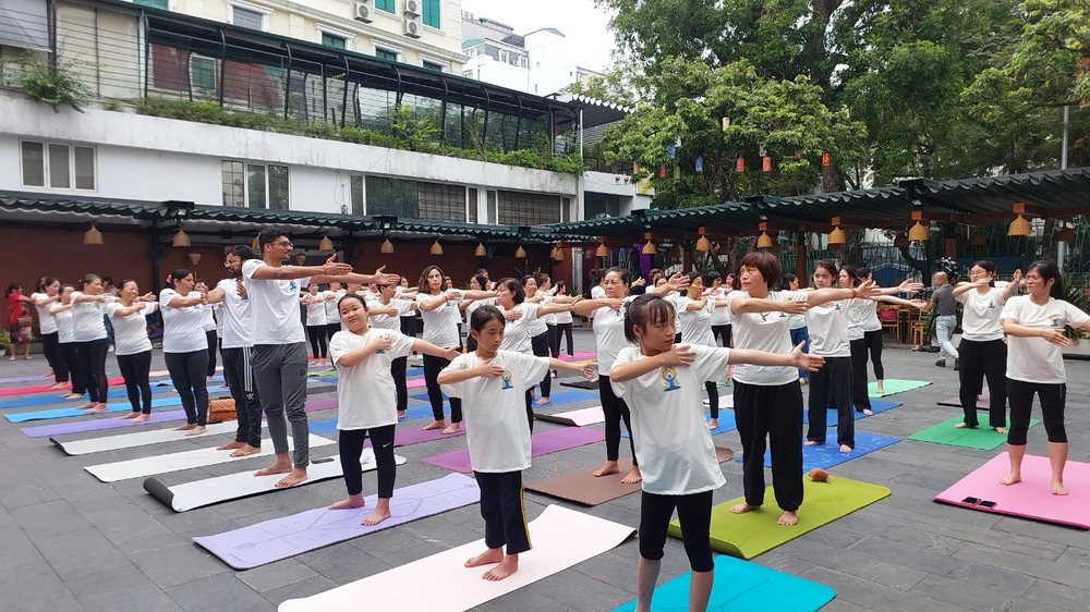 Hoạt động hưởng ứng Ngày Quốc tế Yoga lần thứ 10 diễn ra tại Bảo tàng Phụ nữ Việt Nam, Hà Nội. (Ảnh: Minh Thu/Vietnam+)