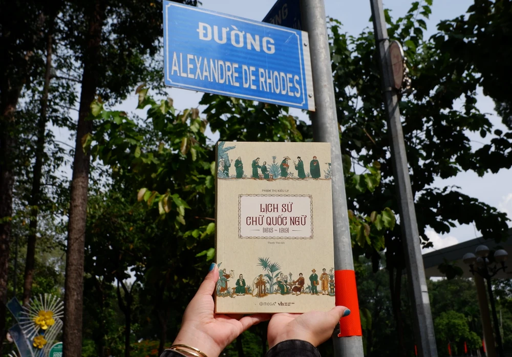 Cuốn sách được phát hành nhân kỷ niệm 400 năm (1624-2024) giáo sỹ Đắc Lộ (Alexandre de Rhodes), đặt chân đến Hội An (Đàng Trong). Ông được xem là người có công lớn trong việc phổ biến chữ quốc ngữ. (Ảnh: PV/Vietnam+)