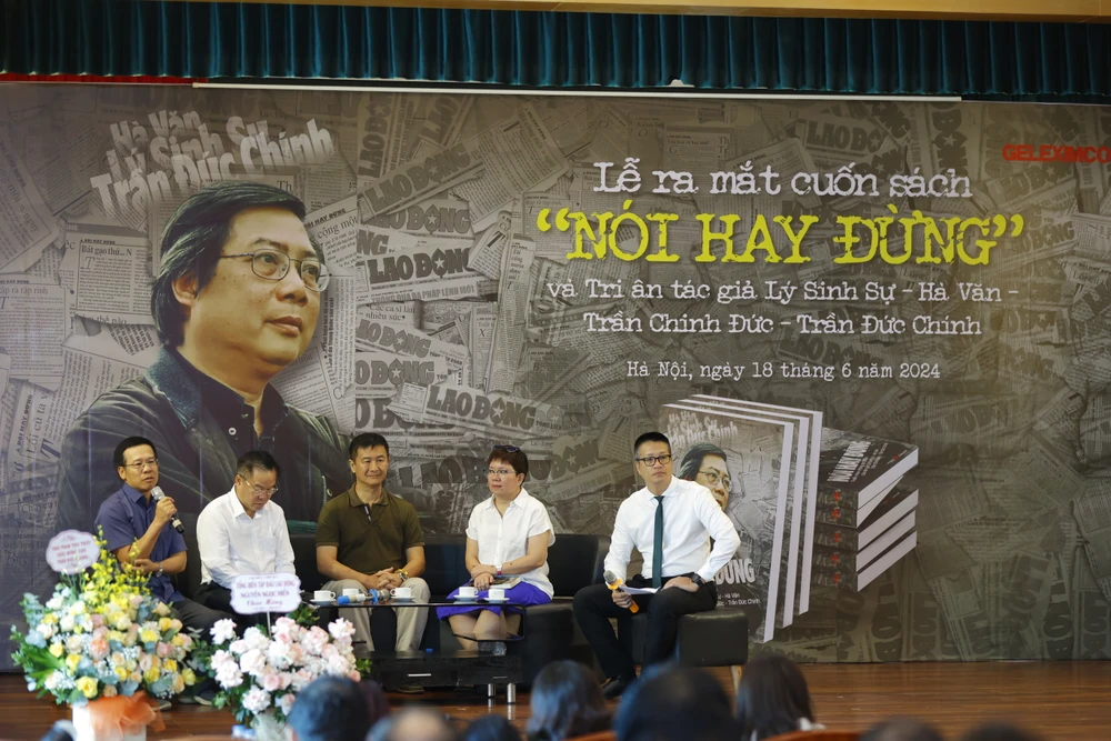 Buổi ra mắt sách của nhà báo Trần Đức Chính tức Lý Sinh Sự. (Ảnh: CTV/Vietnam+)