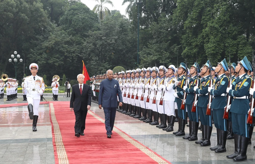 Tổng Bí thư, Chủ tịch nước Nguyễn Phú Trọng và Tổng thống Ấn Độ Ram Nath Kovind duyệt Đội danh dự Quân đội nhân dân Việt Nam ngày 20/11/2018. (Ảnh: Trí Dũng/TTXVN)