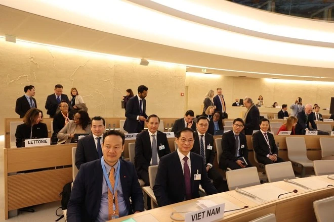 Bộ trưởng Ngoại giao Bùi Thanh Sơn và Đại sứ phái đoàn thường trực Việt Nam tại Geneva Mai Phan Dũng cùng đoàn công tác của Việt Nam tham dự Phiên họp thường kỳ lần thứ 55 của Hội đồng Nhân quyền Liên hợp quốc. (Ảnh: Nguyễn Anh Hiển/TTXVN)