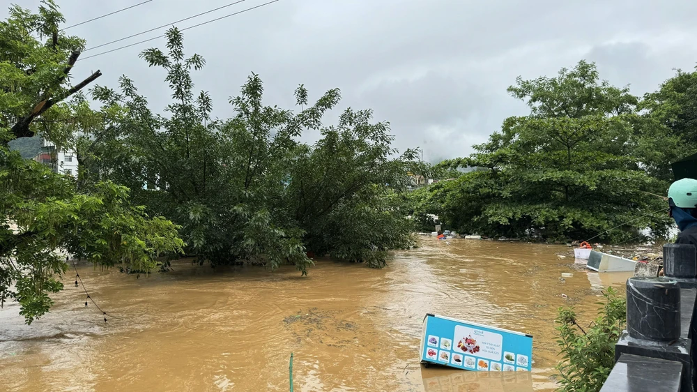 Mưa lớn kéo dài đã khiến nước sông Lô ở thành phố Hà Giang dâng cao, gây ngập lụt các hộ sống ven sông, tiềm ẩn nguy cơ đuối nước. (Ảnh: Minh Tâm/TTXVN)