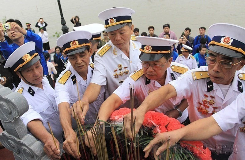 Những cựu chiến binh tàu "Không số" thắp nén hương tri ân các đồng đội đã hy sinh tại đài tưởng niệm Bến tàu không số K15, Đồ Sơn, Hải Phòng. (Ảnh: Thế Duyệt/TTXVN)