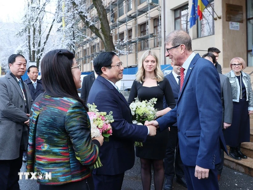 Lãnh đạo Trường Đại học Kỹ thuật Xây dựng Bucharest đón Thủ tướng Phạm Minh Chính và Phu nhân đến thăm đầu năm 2024. (Ảnh: Dương Giang/TTXVN)