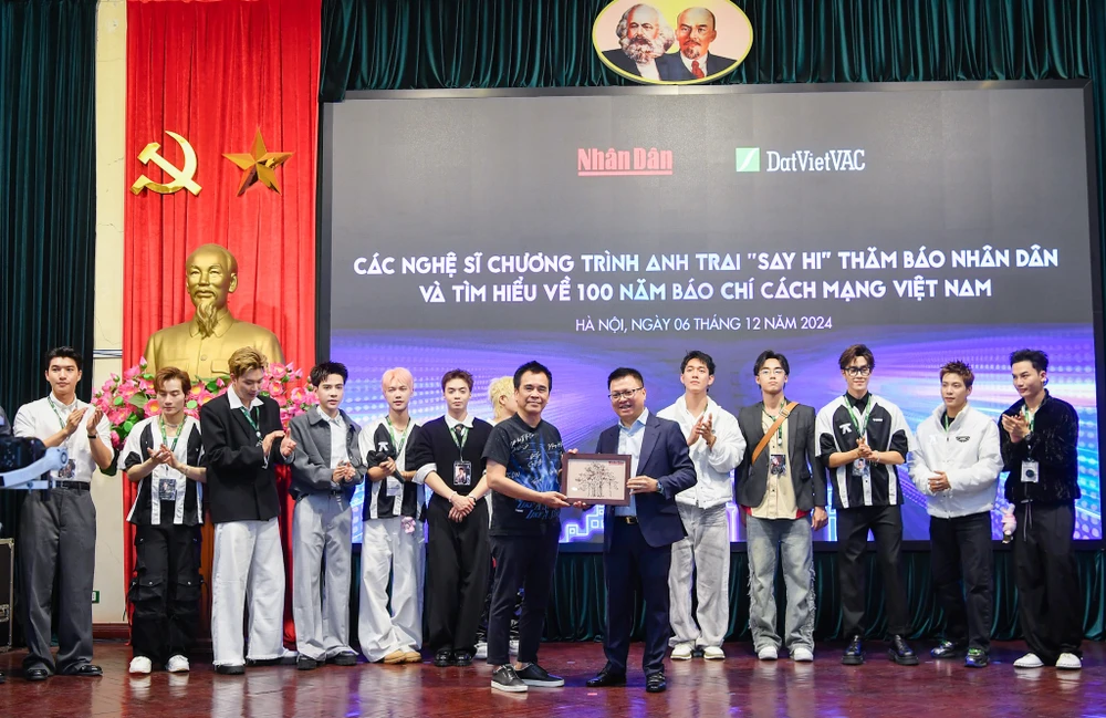 Ông Đinh Bá Thành, Chủ tịch, Tổng Giám đốc DatViet VAC trao tặng vé xem concert và poster chương trình cho ông Lê Quốc Minh, Tổng Biên tập Báo Nhân Dân. (Ảnh: CTV/Vietnam+)