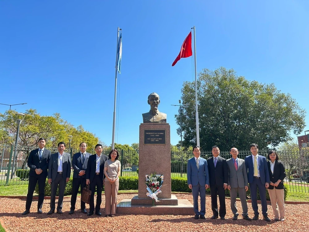 Thứ trưởng Bộ Ngoại giao Hà Kim Ngọc và đoàn công tác đặt vòng hoa tại Tượng đài Chủ tịch Hồ Chí Minh ở thủ đô Buenos Aires trong khuôn khổ chuyến công tác tại Argentina từ ngày 29/9 đến ngày 1/10/2024. (Ảnh: TTXVN phát)